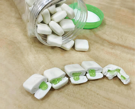 علكة على شكل شطيرة مربعة